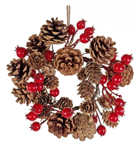 Венок из микса красных ягод в конусах 20 см